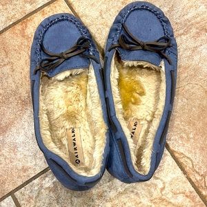 Airwalk Barely Worn Fuzzy Slippers size 7.